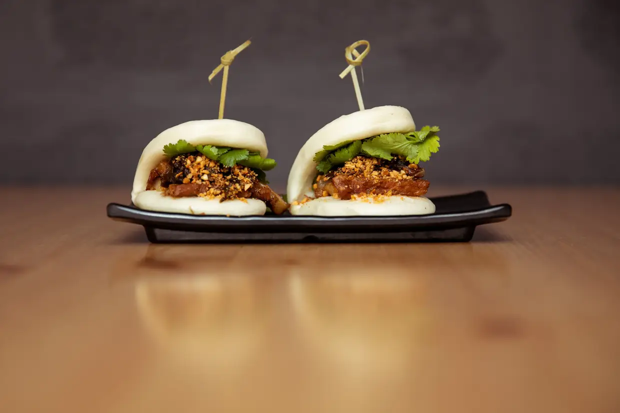 No Bao Bar a carta tem várias sugestões de baos confecionados com a receita original. O pok! Bang, feito com barriga de porco é o mais tradicional