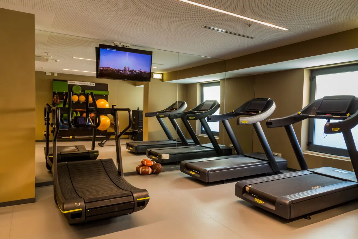 No hotel não falta um ginásio com aparelhos de treino e um Running Corner