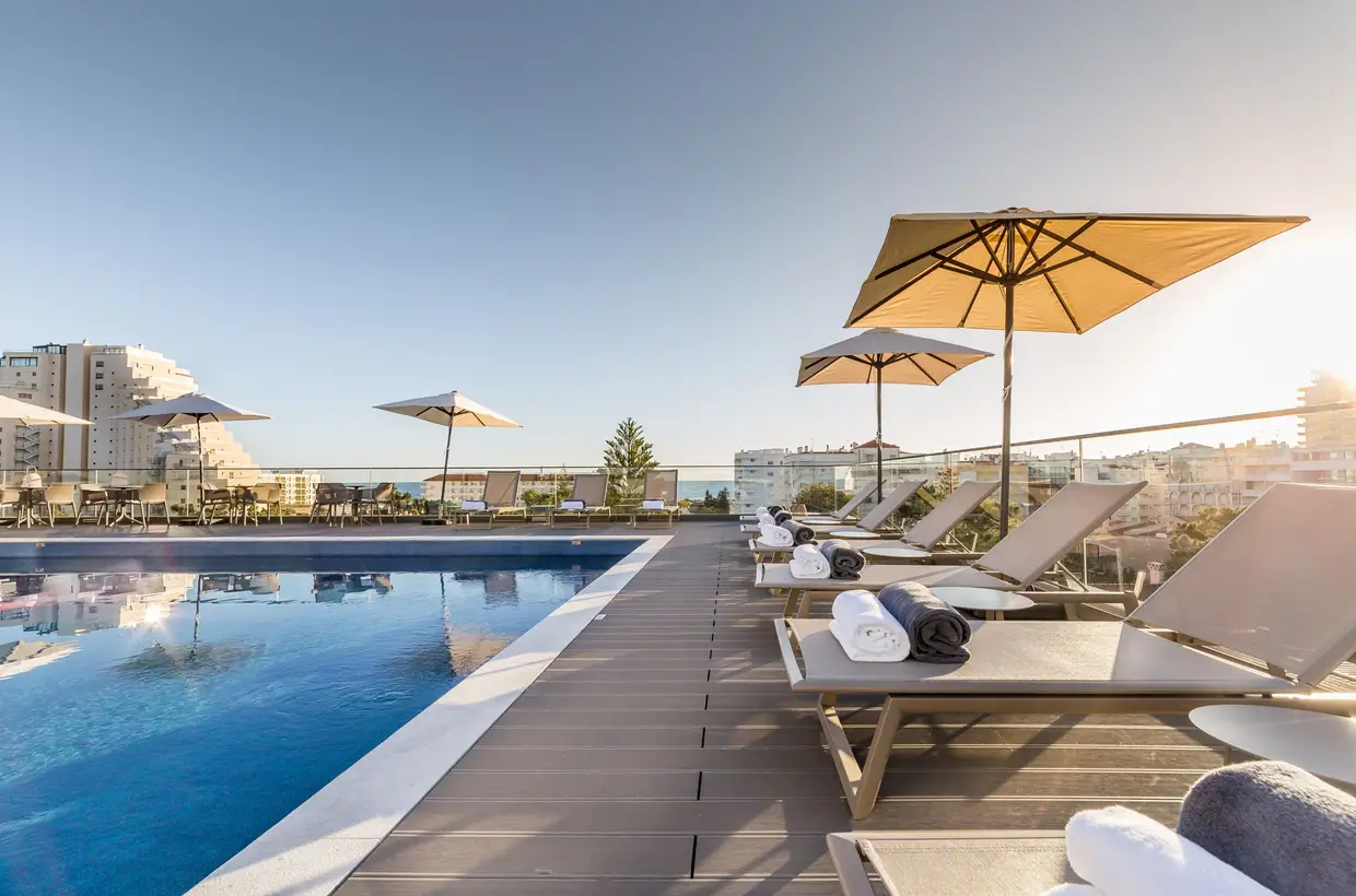 No topo do hotel, está a piscina e o bar que lhe serve de apoio até ao entardecer, com bebidas e comida para tapear enquanto se aproveita o sol de inverno