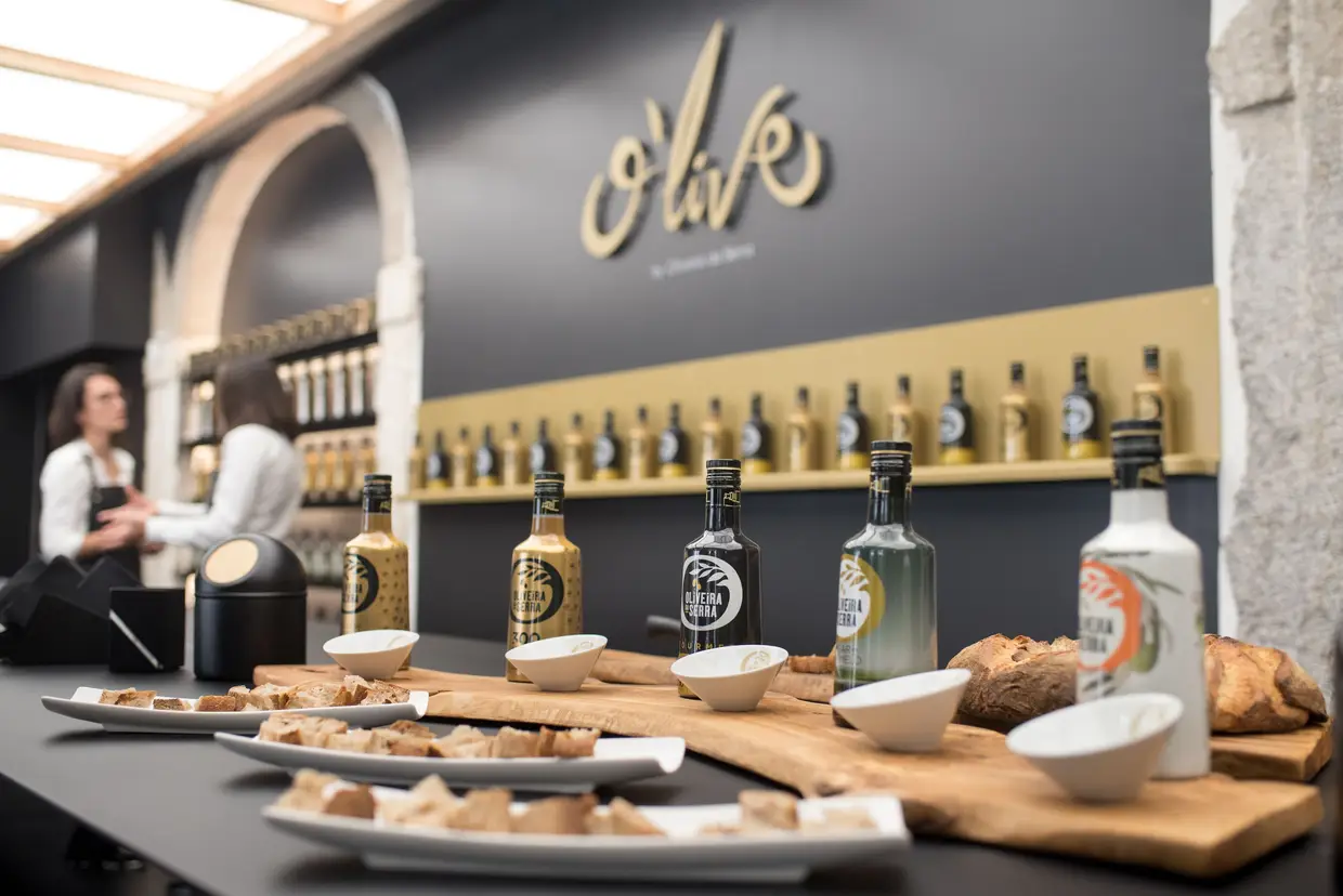 A O'live by Oliveira da Serra abriu portas na Baixa de Lisboa. É com o pão da Padaria da Esquina, do chefe Vítor Sobral, que se provam os 13 azeites alentejanos da marca, entre os quais O Melhor Azeite do Mundo