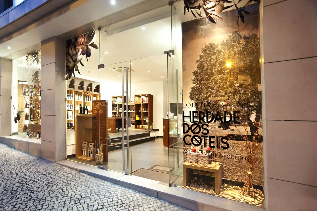 A Herdade dos Coteis, em Moura, abriu uma loja própria em Lisboa, na Rua Óscar Monteiro Torres, onde vende os seus azeites e, ainda, os vinhos, enchidos, queijos, compotas e conservas