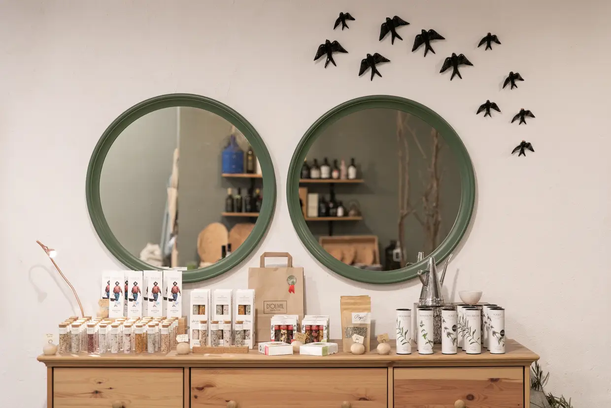 Além do azeite, na D'Olival encontram-se também à venda outros produtos, que têm por base a oliveira e o azeite, como tábuas de madeira e sabonetes