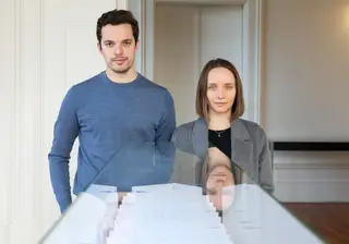 Martim Sousa Tavares, neto da autora e curador de "Pour ma Sofie", e Oxana Ianin, artista russa que concebeu a exposição