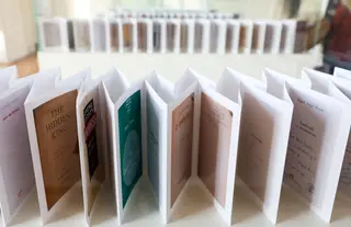 A sala das instalações, cinco volumes em forma de harmónica, onde se podem ver grande parte das capas dos livros e as respetivas dedicatórias