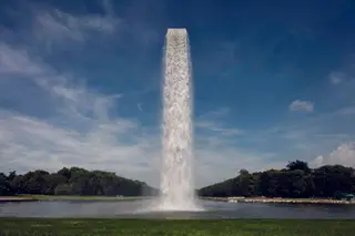 O artista Olafur Eliasson foi o autor de uma gigantesca cascata artificial no Grand Canal do Palácio de Versailles, em França