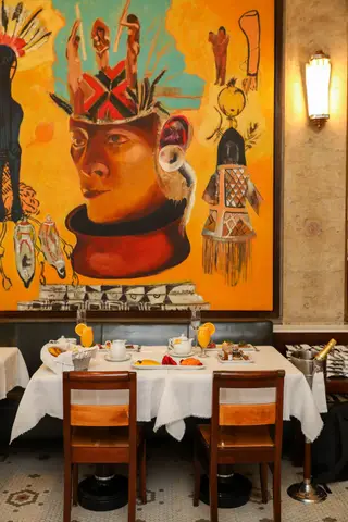 A primeira refeição do dia remata-se com uma flûte de espumante, neste café histórico do Porto