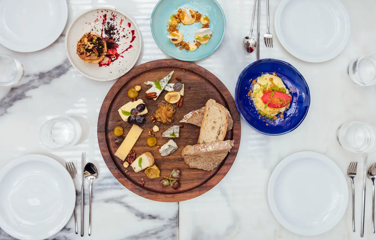 Para sobremesa, cremoso yuzu e limão com crumble (€6), abacaxi, gingerbread, sorvete de framboesa (€5) ou paris-brest, praline, avelã (€6) e tábua de queijos