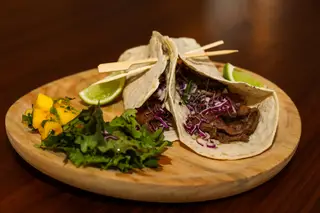 A ementa d'O Consulado inclui também tacos: frango, veggie, novilho e lulas