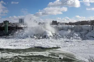 Cascatas de Niagara parcialmente congeladas