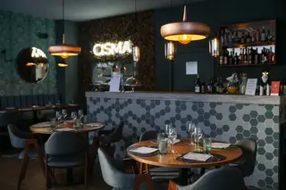 A decoração recria o conforto de uma sala de jantar
