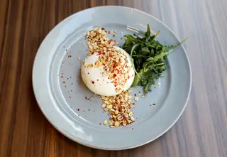 A carta muda a cada 15 dias. Aqui, burrata com granola salgada