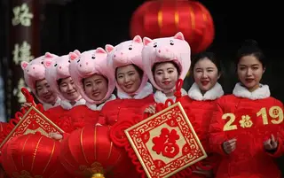 Guias turísiticas desejam um bom ano aos visitantes da cidade chinesa Yangzhou
