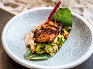 O black cod (posta de bacalhau negro) servido no Ikeda
