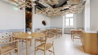 Das janelas do restaurante Epur alcança-se a Sé de Lisboa, o Castelo de São Jorge e o rio Tejo