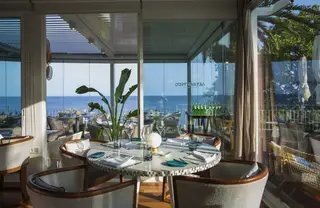 O restaurante Atlântico, no Monte Estoril, tem vista para o mar