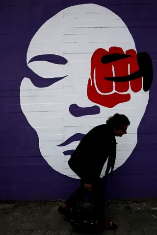 O famoso mural pintado no concelho do Seixal, onde viviam as mais recentes vítimas, está acompanhado da frase "na violência doméstica mete a colher" mas os números dizem que isso não está a acontecer