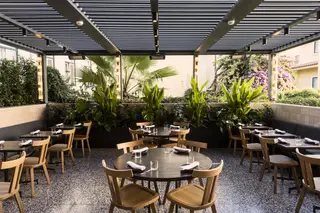O terraço do restaurante Pesca, é um dos recantos mais procurados em dias de sol