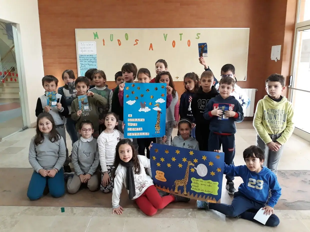 Os alunos do 2ºB declararam o seu apoio ao livro «A Girafa que Comia Estrelas» e fizeram campanha por toda a escola!