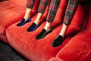 Na Lachoix, os loafers em veludo cristal, estão disponíveis em quatro cores: verde-musgo, vermelho, cinza e azul-noite