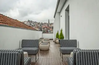 O pequeno-almoço pode ser entregue no quarto ou servido no terraço, no último piso, com vista 360 graus sobre o Porto