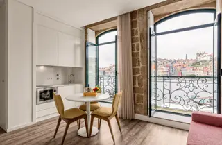 Os apartamentos dividem-se entre Estúdio (para 2 ou 4 pessoas), T1 (até 4 pessoas) e T3 (com capacidade até 6 pessoas)