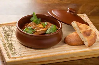 O guisado de miúdos é um dos pratos à prova no restaurante Ararate, especializado na cozinha da Arménia