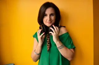 Esta não é a primeira incursão de Inês Meneses na televisão. Aos 20 anos, estreou-se no magazine Novas dos Novos, na RTP1, seguindo-se Onda Curta, curtas-metragens na RTP2, Prazer dos Diabos, na SIC Mulher, Tanto para Conversar, série de entrevistas na RTP2, e Irritações, na SIC Radical