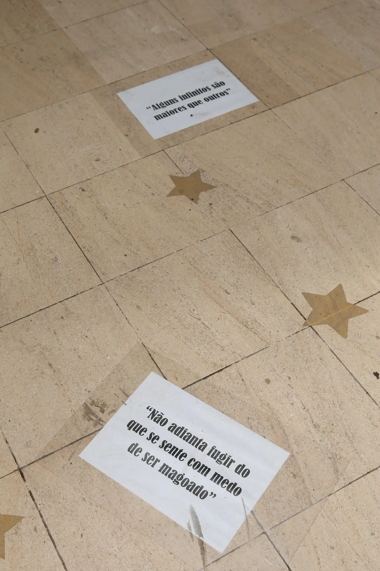No caminho para a sala de alunos, onde aconteceu o comício, havia estrelas e frases coladas no chão, que foram chamando a atenção nos últimos dias
