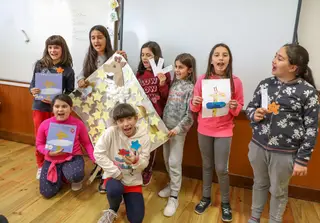 As meninas que querem que o vencedor seja «A Girafa que Comia Estrelas»