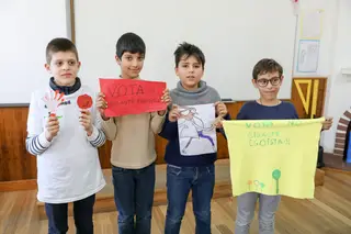 O grupo de rapazes que está a fazer campanha pelo livro «O Gigante Egoísta»