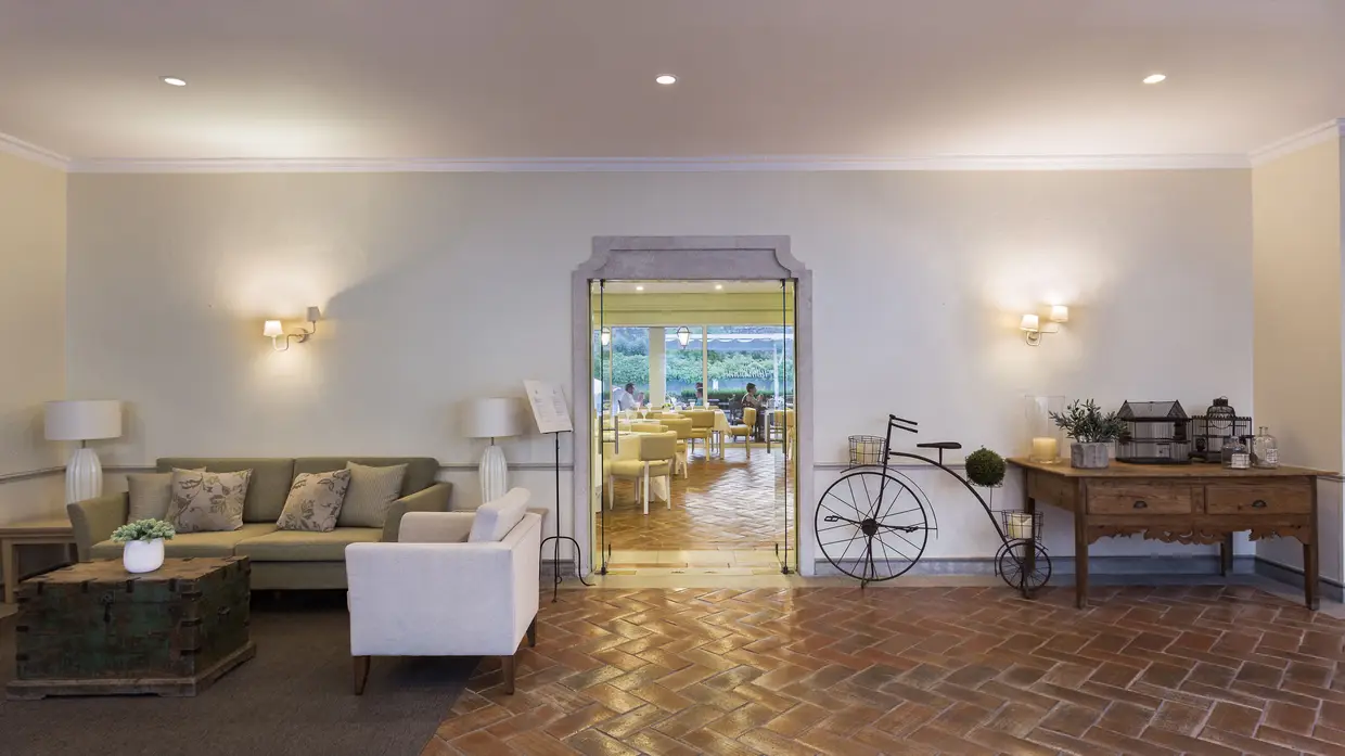 A decoração das áreas comuns também mudou, e o restaurante, agora com grandes janelões para o jardim, onde há oliveiras, buganvílias e um enorme chorão, ficou mais luminoso