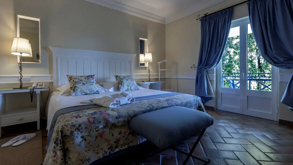 Os 91 quartos e suites também foram renovados, sem descurar a herança de Graça Viterbo, responsável pela decoração do hotel, quando este abriu em 1997 como Hotel da Cartuxa