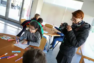 Enquanto desenhavam, também eram filmados: tudo serve para se conseguir um vídeo apelativo