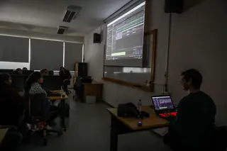 Às escuras, aprenderam a montar os podcasts num programa especial para montar áudio