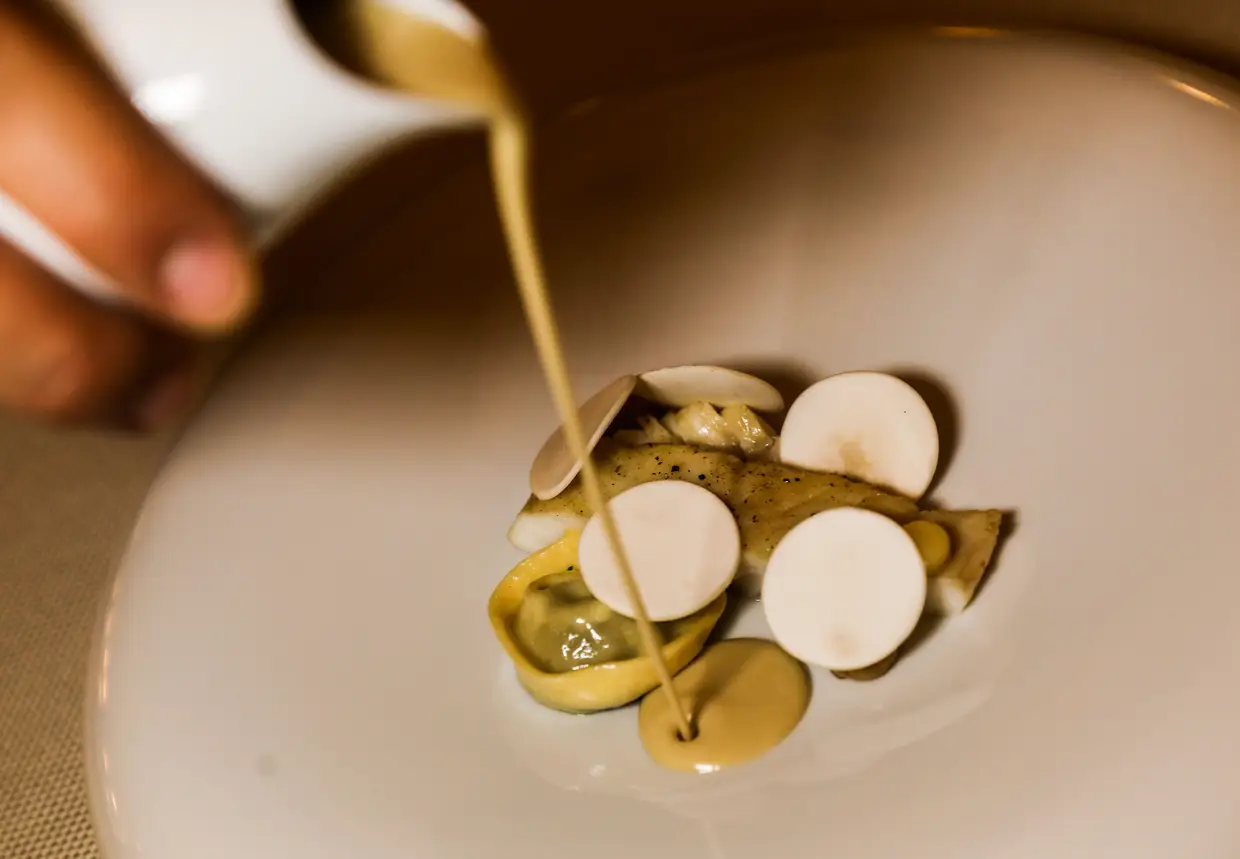Pregado do mar, cozinhado lentamente em aromas de café, com cogumelos e caldo de peixe