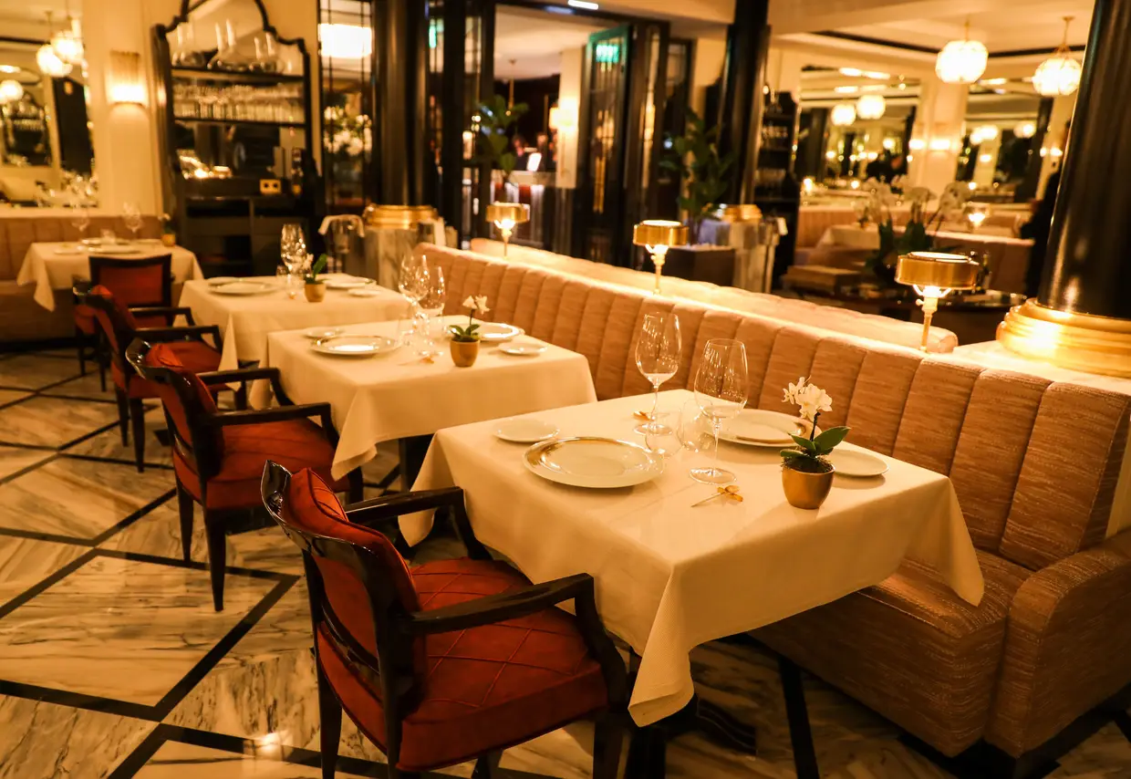 A decoração do restaurante, aberto apenas ao jantar, é inspirada nos estilos Art Nouveau e Art Déco, com mármores, candeeiros de formas geométricas e sofás corridos