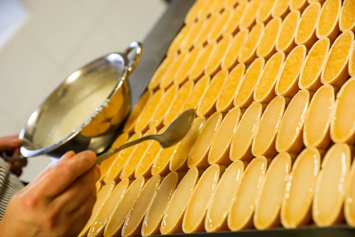 As brisas do Tâmega são recheadas com doces de ovos e cobertas com calda de açúcar