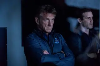 Aos 58 anos, e em excelente forma física, o ator Sean Penn revela com mestria as fraquezas do protagonista, Tom Hagerty