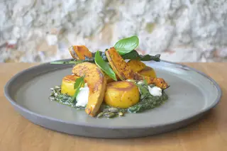 Gnocchi de abóbora assada, com queijo de ovelha da serra da Estrela, pesto de ervas e kale crocante