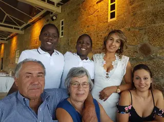 Uma famìlia feliz: Eliane ao lado dos filhos adotivos, com o pai, a mãe e a irmã