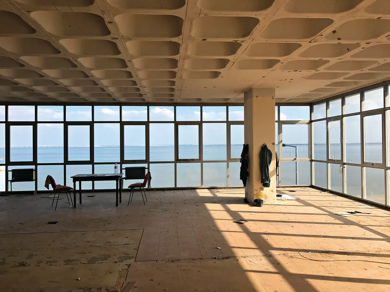 Imagens de um armazém convertido na zona ribeirinha de Lisboa, com vista para o Tejo. ANTES
