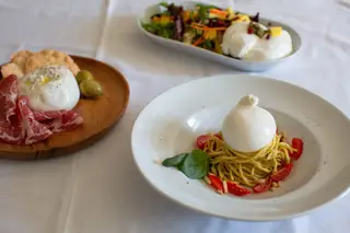 No restaurante Pátio Antico, Rosario Corsa serve a burrata no couvert, apenas com azeite e pimenta, e em vez da manteiga; como entrada, acompanhada de um enchido italiano e de azeitonas; numa salada ou, por fim, a encimar uma massa com pesto, pinhões e tomate-cereja.