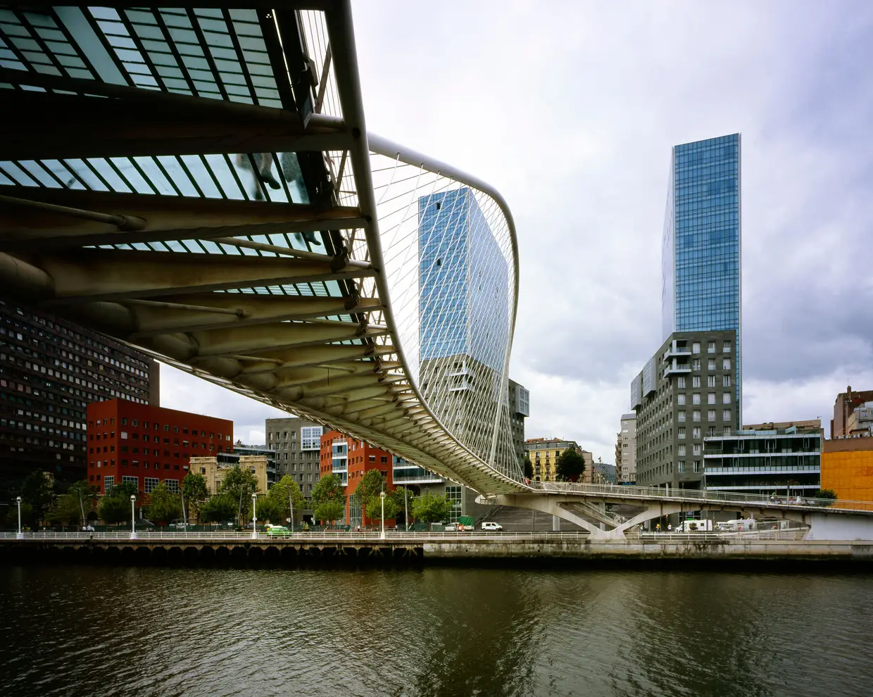 As torres gémeas Isozaki Atea, em Bilbau