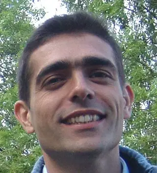 Alberto Negrão: «Fiz a licenciatura em Física na Universidade de Lisboa. Seguiu-se um doutoramento em Astronomia e Astrofísica pela mesma universidade, mas realizado no Observatório de Paris-Meudon, em França. Passei ainda, como investigador, por Oxford, Reino Unido e por Roma, Itália. O meu trabalho consiste no estudo da atmosfera e superfície de Titã, lua de Saturno e um dos locais do Sistema Solar mais parecido com a nossa Terra. Atualmente dou aulas no Instituto Politécnico de Leiria.»