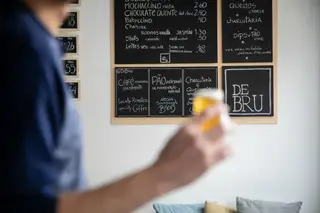 O DeBru é a nova cafetaria e bar dedicada à cerveja artesanal, onde se promovem workshops
