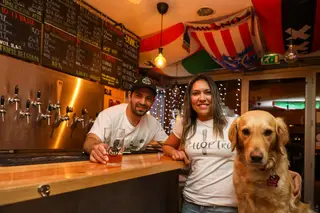 O Hop Trip é petfriendly e os clientes contam sempre com a companhia de Spuma, a cadela de Vivianny Caldeira e Odair Júnior, os proprietários