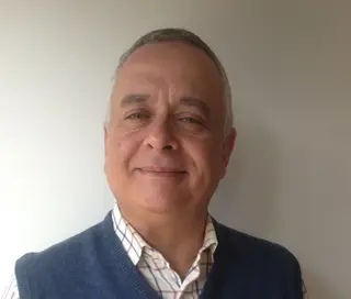 Rui Agostinho: «Sou um apaixonado pelo conhecimento! Brinquei muito com coisas que construí. Espreitei por telescópios e acabei por construir um com as minhas mãos. Fascinei-me com a tecnologia das viagens à Lua e a ciência que daí apareceu. Estudei muita física e matemática na Faculdade de Ciências da Universidade de Lisboa (licenciatura) e na Universidade da Carolina do Norte em Chapel Hill, Estados Unidos (Doutoramento em Física e Astrofísica) as bases da Astrofísica, e continuo a aprender todos os dias. O meu sonho é chegar ao infinito e mais além.»