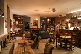 O bar do Hostel des Arts tornou-se um dos pontos de encontro da cidade
