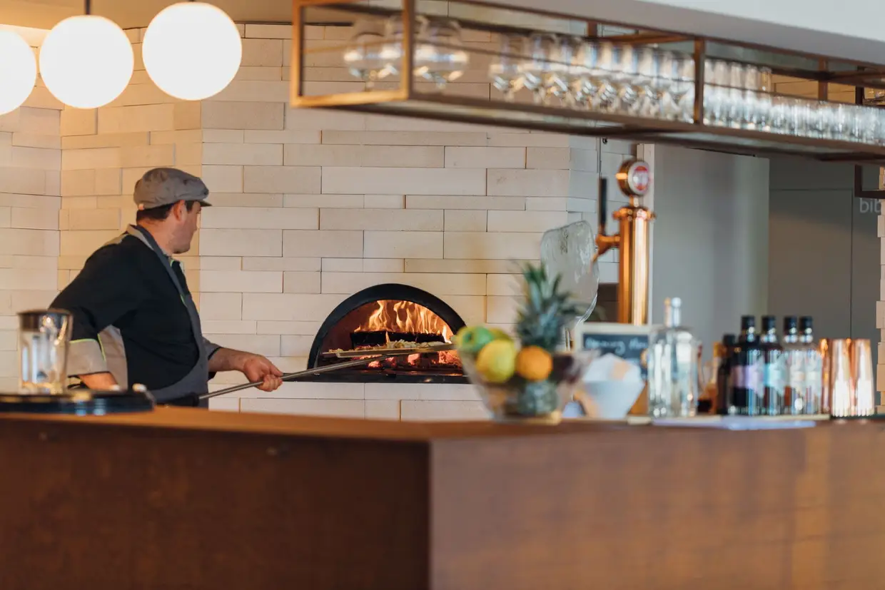 Na carta do bar À Terra há pregos de carne arouquesa e pizzas, feitas no forno a lenha