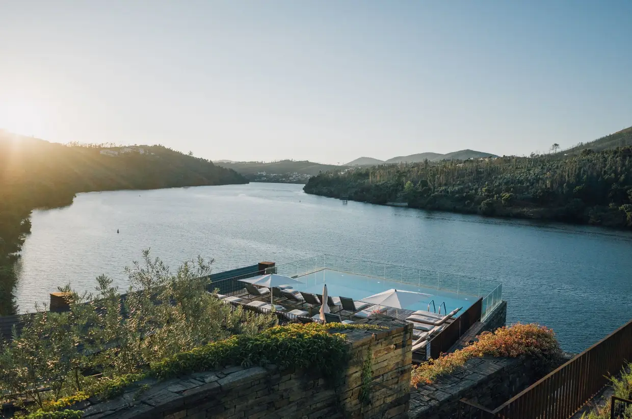 Com o bom tempo, é na piscina panorâmica exterior, debruçada sobre o rio, que apetece estar